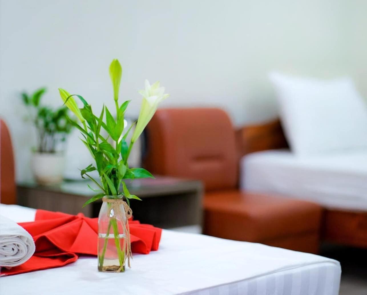 Khach San Giao Thong Hotel Hanoi Buitenkant foto