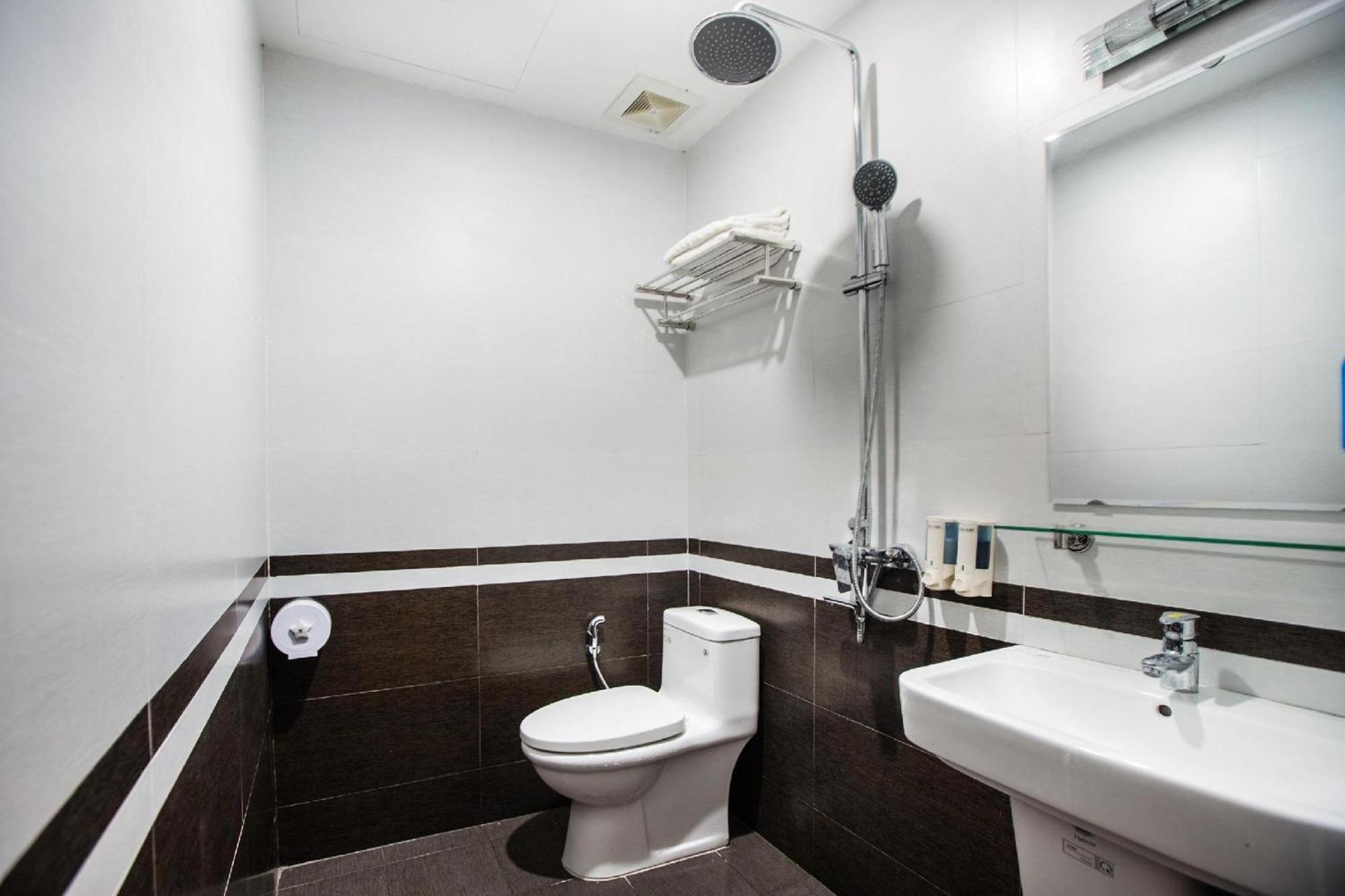 Khach San Giao Thong Hotel Hanoi Buitenkant foto